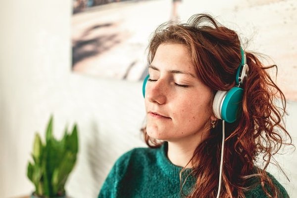 Quelle musique écouter pour se relaxer? Les choix parfaits pour une soirée détendue